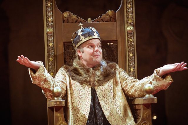 Tiit Sukk lavastuses "Becket ehk jumala au".