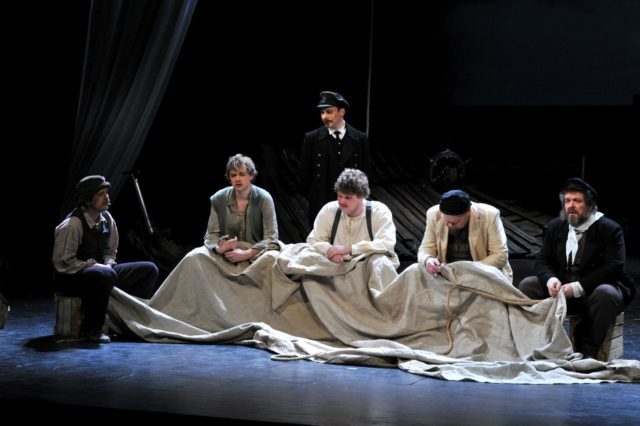 Stseen lavastusest "Jaan Umbi lugu".