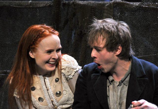 Kersti Heinloo ja Lauri Lagle lavastuses "Jaan Umbi lugu".