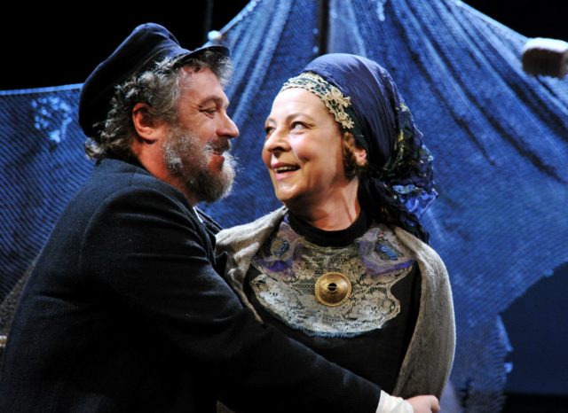 Jaan Rekkor ja Ülle Kaljuste lavastuses "Jaan Umbi lugu".