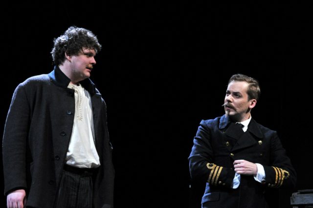 Uku Uusberg ja Taavi Teplenkov lavastuses "Jaan Umbi lugu".