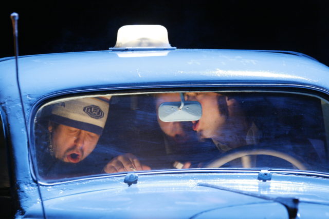 Stseen autos lavastuses "Jõgi voolab läbi linna".