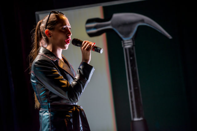 Elina Netšajeva lavastuses "Kaart ja territoorium".