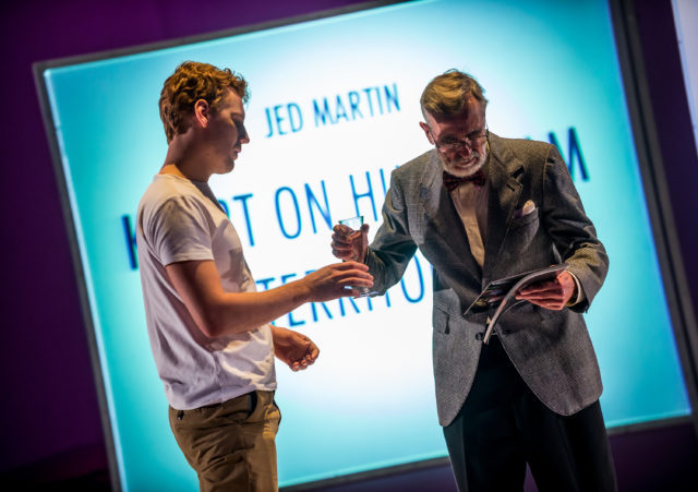 Hendrik Toompere jr ja Lembit Ulfsak lavastuses "Kaart ja territoorium".