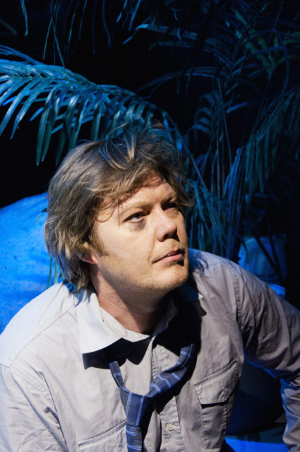 Margus Prangel lavastuses "Kas ma olen nüüd elus".