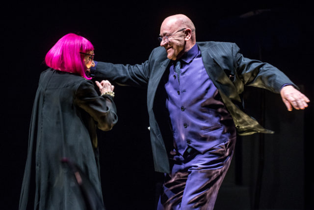 Ita Ever ja Tõnu Kark tantsivad lavastuses "Kriidiaed"