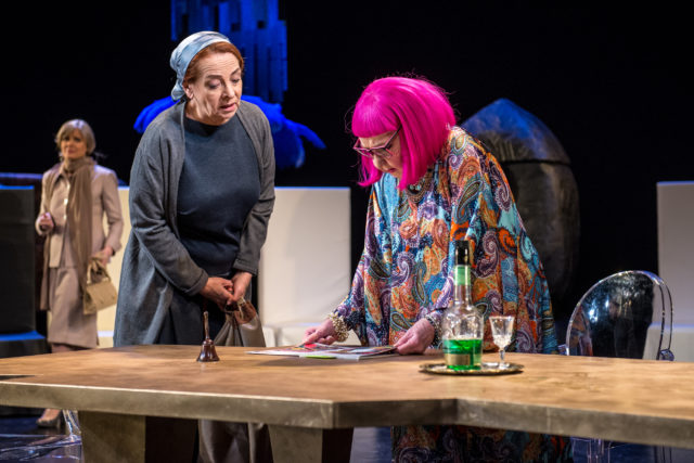 Harriet Toompere, Ülle Kaljuste ja Ita Ever lavastuses "Kriidiaed".