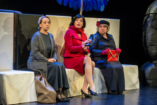 Ülle Kaljuste, Viire Valdma ja Maria Klenskaja lavastuses "Kriidiaed".