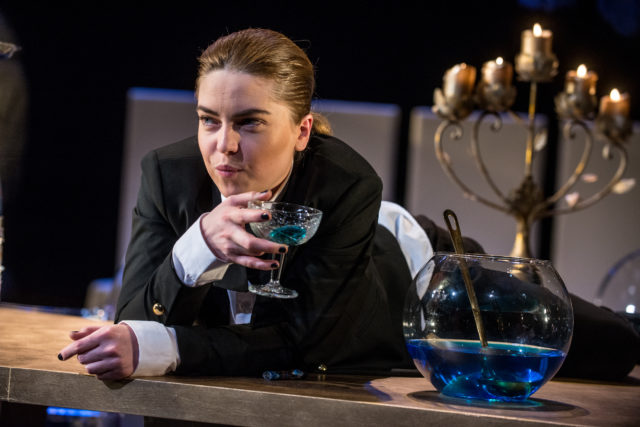 Ester Kuntu lavastuses "Kriidiaed". 