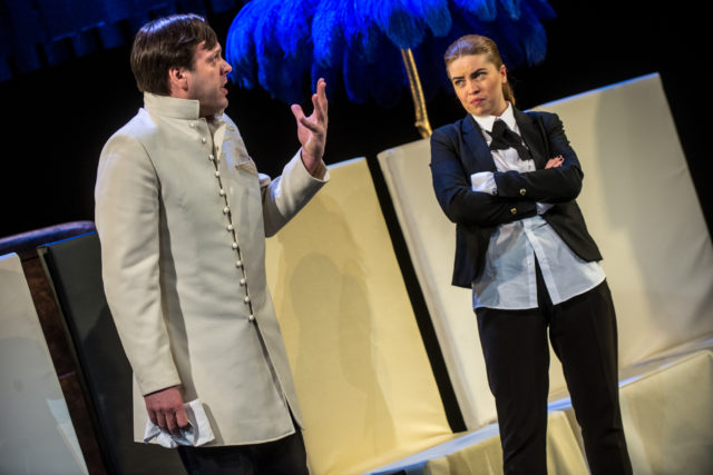 Mait Malmsten ja Ester Kuntu lavastuses "Kriidiaed". 