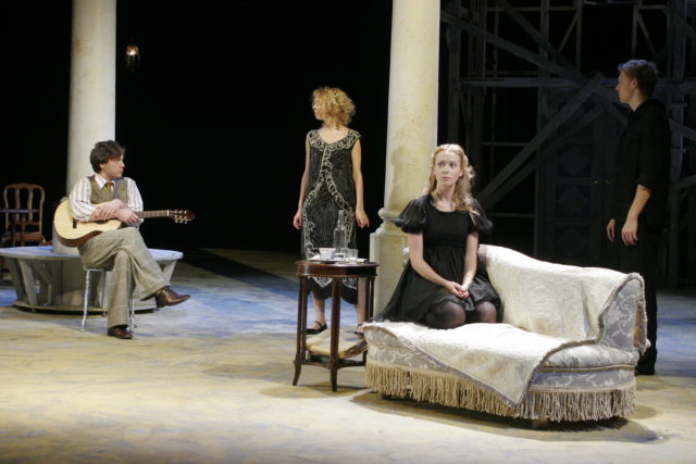 Stseen lavastusest "Kuu aega maal".