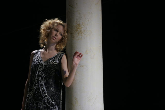 Maria Avdjushko lavastuses "Kuu aega maal".