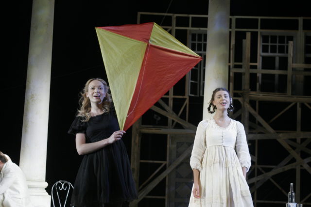 Mari-Liis Lill ja Britta Soll lavastuses "Kuu aega maal".