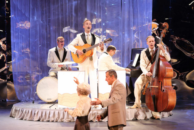 Märt Avandi ja bänd lavastuses "Laul, mis jääb".