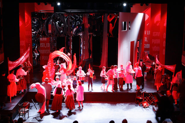 Stseen lavastusest "Laul, mis jääb".