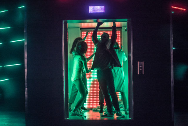 Tantsustseen lavastuses "lift".