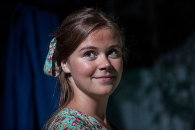 Liisa Saaremäel lavastuses "Mäed".