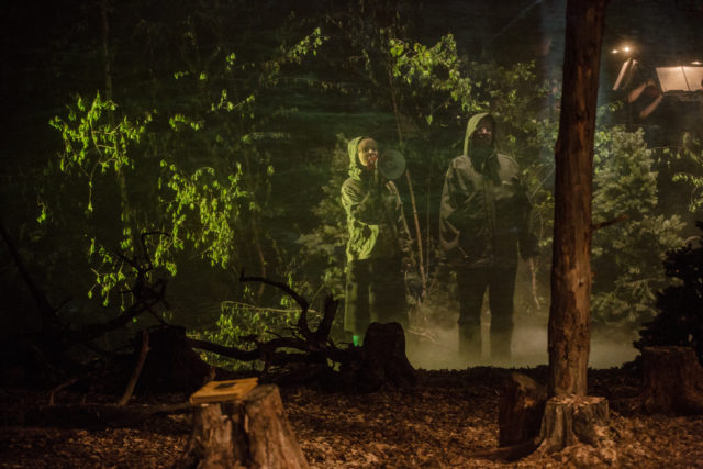 Metsa kaitsmise stseen lavastuses "Metsa forte".