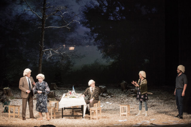 Parukatega stseen lavastuses "Metsa forte"