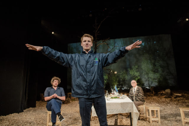 Hendrik Toompere jr lavastuses "Metsa forte".