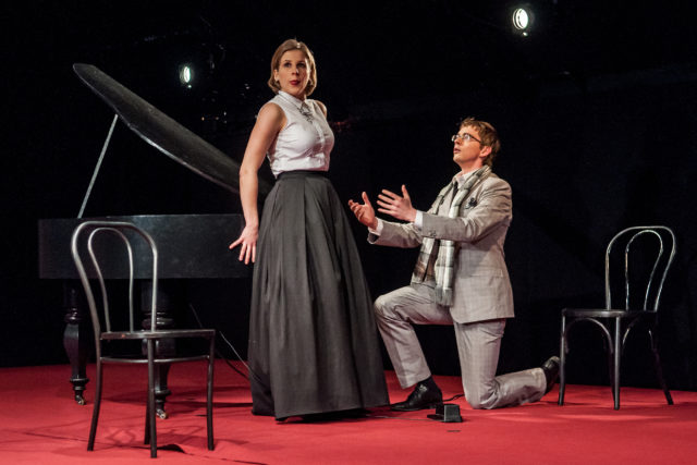 Saara Nüganen ja Mehis Pihla lavastuses "Misantroop".