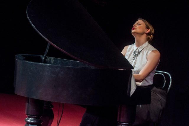 Liisa Saaremäel lavastuses "Misantroop".