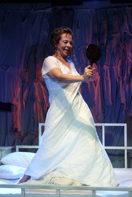 Kaljuste lavastuses "Naine ja hirmutis".