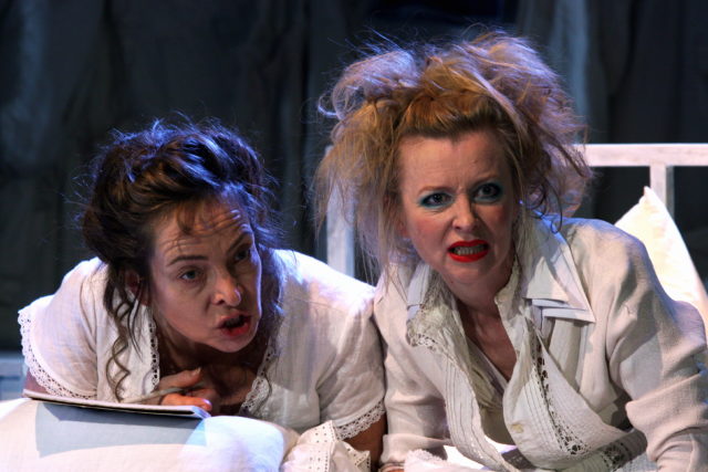 Ülle Kaljuste ja Laine Mägi lavastuses "Naine ja hirmutis".