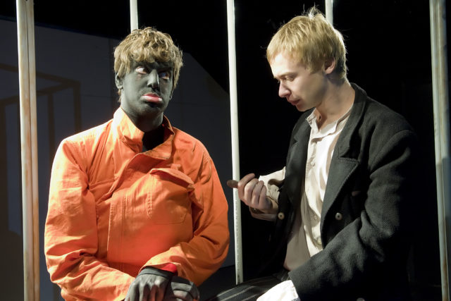 Jüri Tiidus ja Roland Laos lavastuses "Neegri vabastamine kõrgel kunstilisel tasemel".