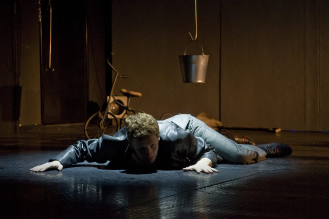 Hendrik Toompere jr enda lavastuses "Neegri vabastamine kõrgema