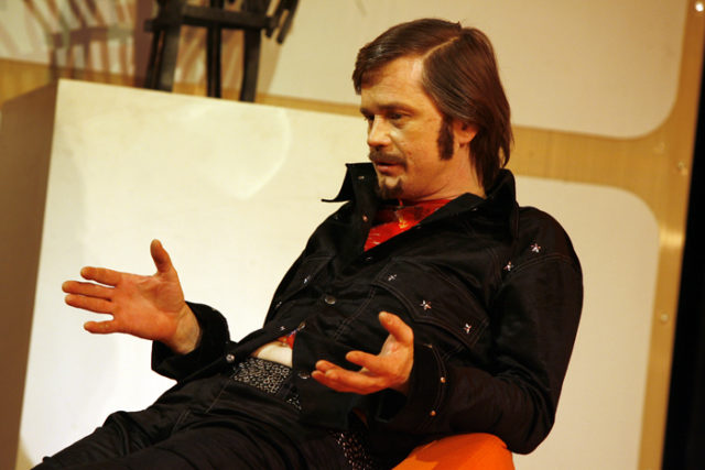 Tõnu Oja lavastuses "Must komöödia".