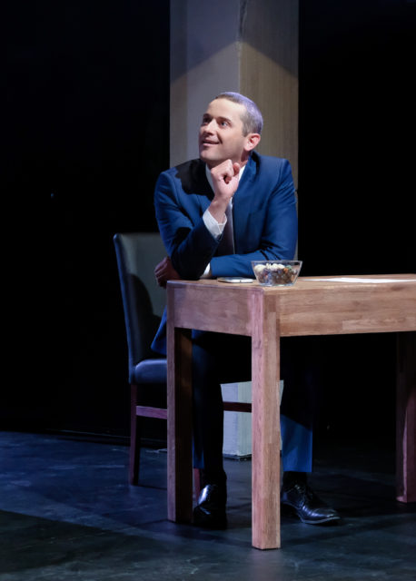 Robert Annus lavastuses "Pelgan iga vihmapiiska".