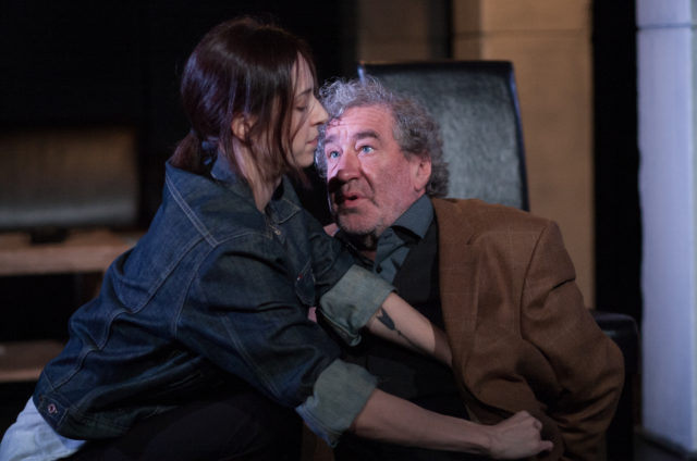 Guido Kangur ja Inga Salurand lavastuses "Pelgan iga vihmapiiska".