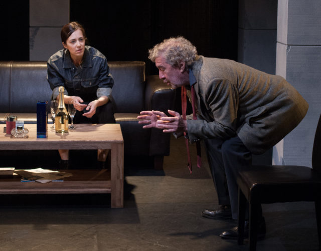 Inga Salurand ja Guido Kangur lavastuses "Pelgan iga vihmapiiska"