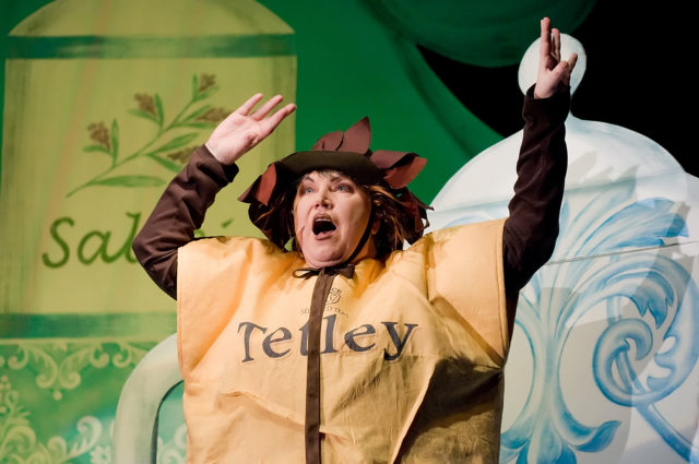 Maria Klenskaja lavastuses "Piparkoogimehike".