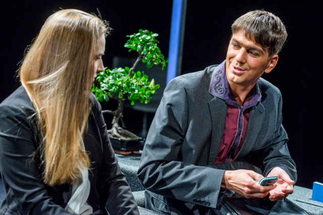 Marta Laan ja Jüri Tiidus lavastuses "Põhiküsimus".