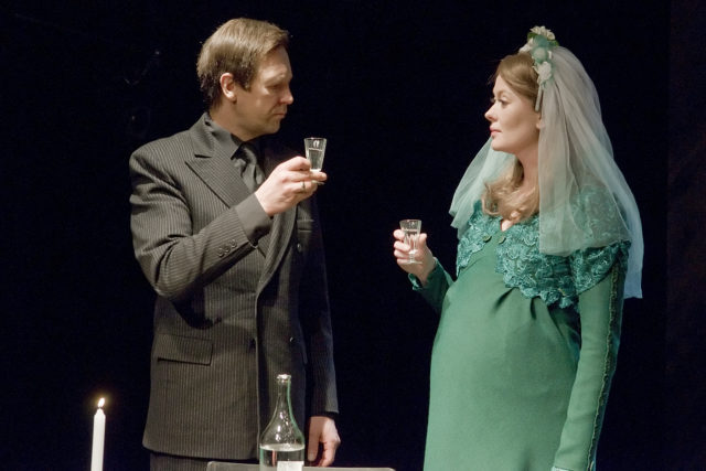 Ivo Uukkivi ja Merle Palmiste lavastuses "Pulmad".