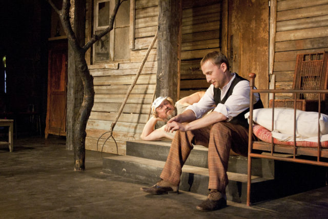 Jaan Rekkor ja Märt Avandi lavastuses "Saatuse heidikute kuu".