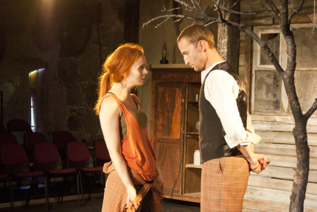 Kersti Heinloo ja Märt Avandi lavastuses "Saatuse heidikute kuu".