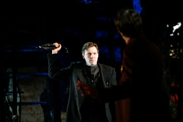 Mait Malmsten lavastuses "Sortsid".