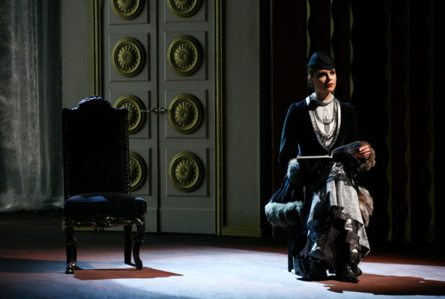 Britta Soll lavastuses "Sortsid".