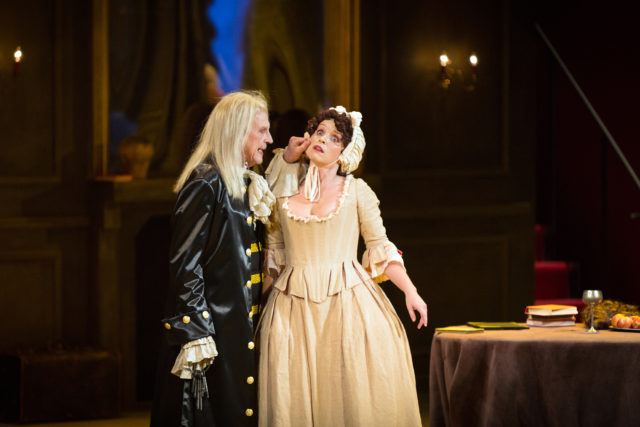 Aleksander Eelmaa ja Hilje Murel lavastuses "Tartuffe".