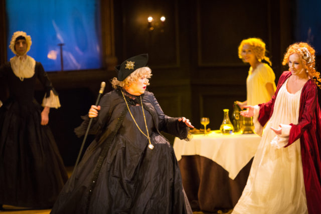 Maria Klenskaja lavastuses "Tartuffe".