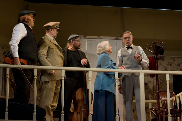 Lutsepp, Veinmann, Kark, Ever ja Ulfsak lavastuses "Teed juuakse kell viis".