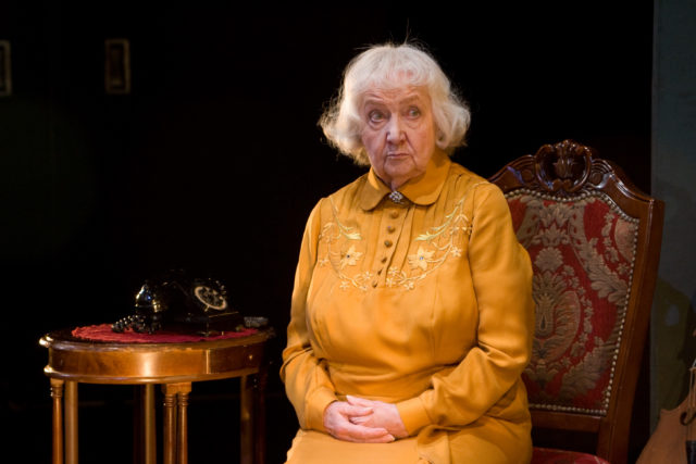 Ita Ever lavastuses "Teed juuakse kell viis".