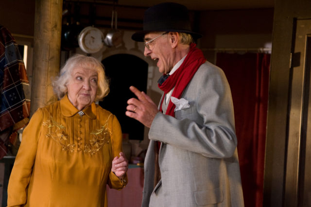 Ita Ever ja Lembit Ulfsak lavastuses "Teed juuakse kell viis".