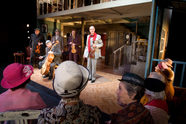 Prouad kuulamas vargabande esinemist lavastuses "Teed juuakse kell viis".