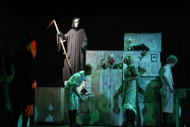 23. lend lavastuses "Tinasõdur, baleriin ja siga".