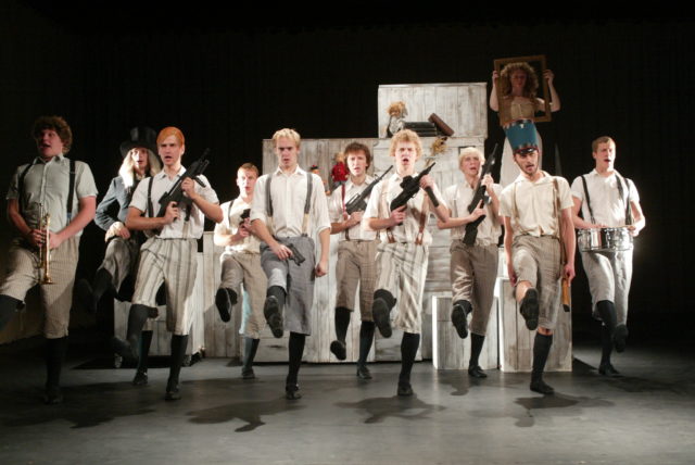 Sõjastseen lavastusest "Tinasõdur, baleriin ja siga".