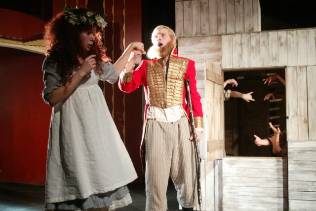 Maarja Mitt ja Kristo Viiding lavastuses "Tinasõdur, baleriin ja siga".